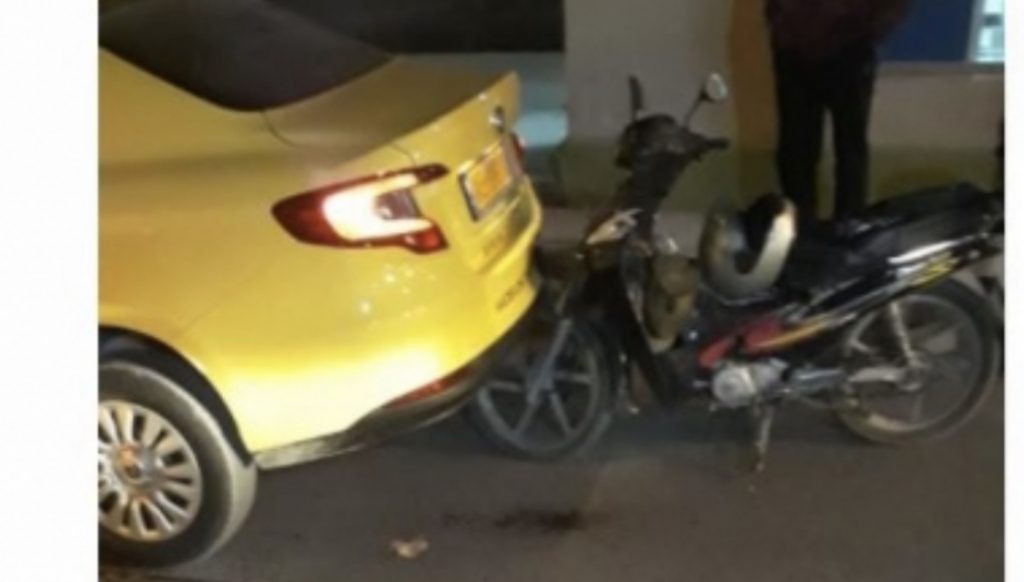 Makina përplas motorin, plagoset një person