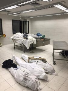 PAMJE TË RËNDA nga morgu i Tiranes, të vdekurit nga Covid-19 lihen në tokë