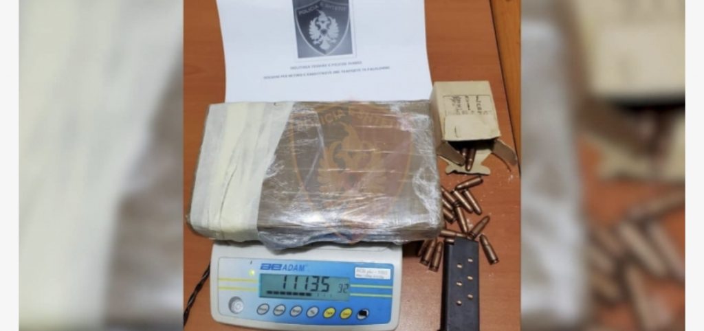 Po shkëmbenin një sasi kokaine,  tre në  pranga