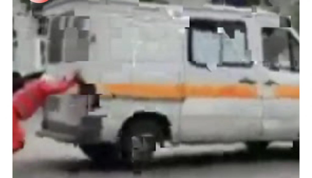Video/ Polici dhe mjeku shtyjnë ambulancën për ta ndezur