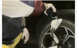 Djali i biznesmenit lan gomat e Lamborghini-t me shampanjat më të shtrenjta