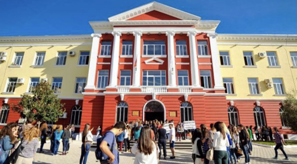 21 mijë studentë të vitit të parë s’kanë fatin të futen në auditor, mësimi online për një muaj
