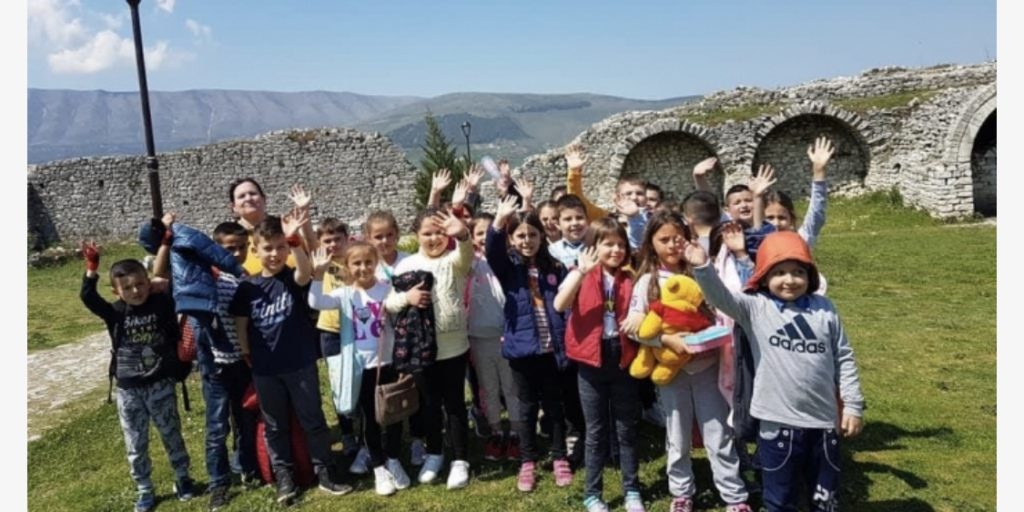 Prekin kolegët e mësueses fierake: E shtrenjta jonë Leta, edukove 40 breza
