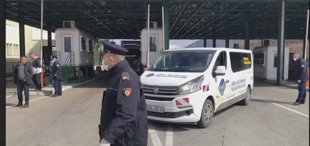 E pengoi të parakalonte, në doganën e Morinës u therën me thikë