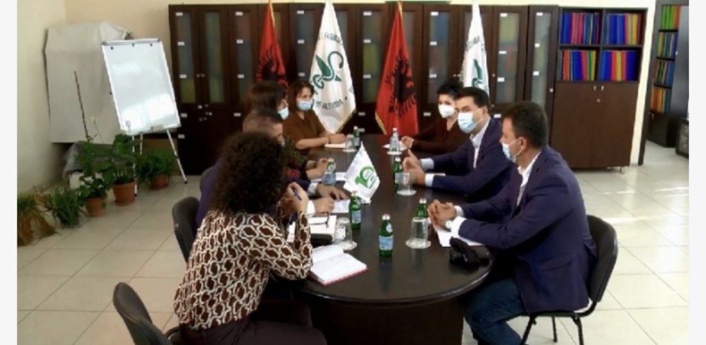Basha takon farmacistët, denoncon tenderin ‘sekret’: Maskat janë blerë me dyfishin e çmimit
