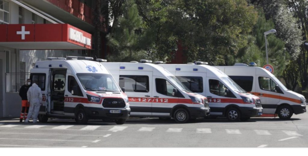 Kolaps në  spitalin COVID1, pacientët presin nëpër ambulanca