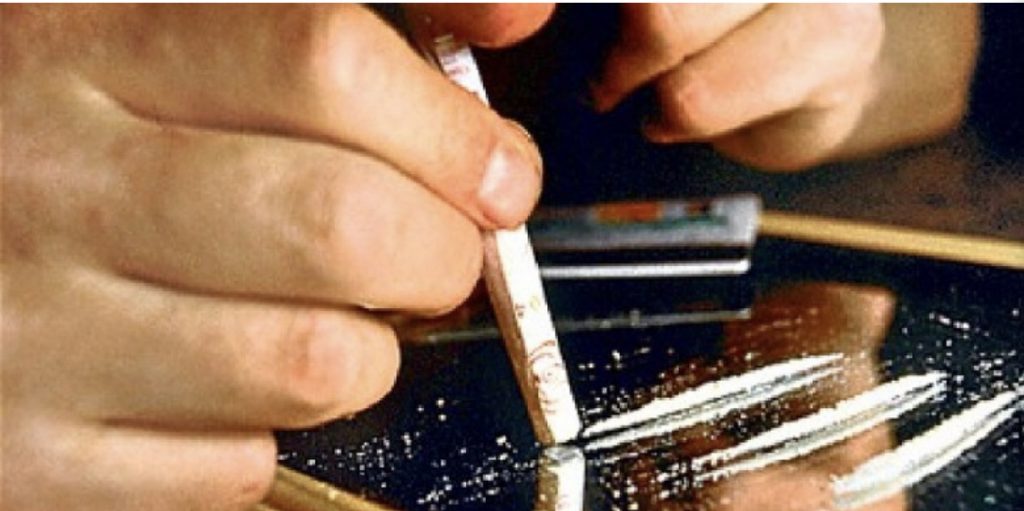 Pronari dhe kamarieri i lokalit, shisnin dhe pinin kokainë brenda tij, procedohen dhe 4 klientë