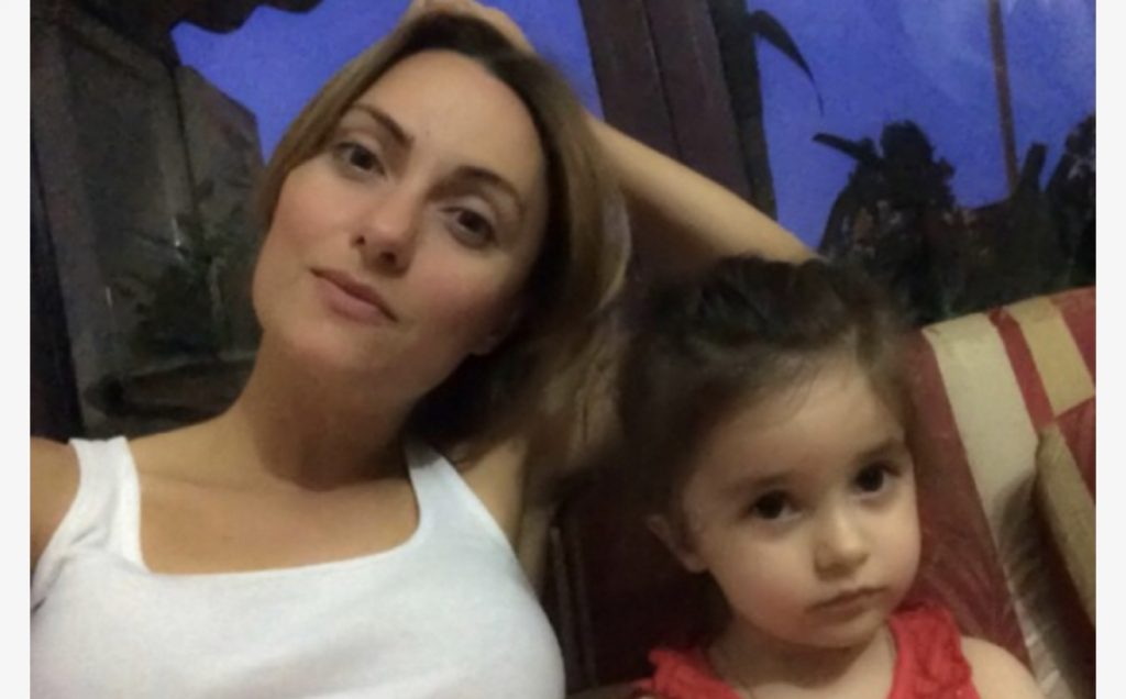 Eneda Tarifa infektohet me koronavirus, vetëkarantinohet në shtëpi me vajzën e saj