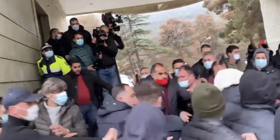 Maqedonia e Veriut kualifikohet, në stadium grushta…