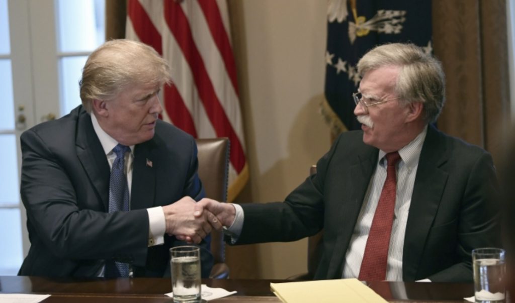 Nuk përmbahet Donald Trump, akuza të forta Këshilltarit të Sigurisë Kombëtare: Je një budalla, një hajvan i vërtetë!