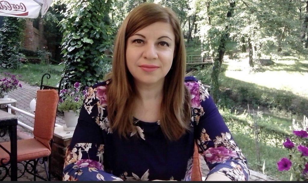 Gazetarja tregon betejën me Covid-19: Vjehrrën e pushtoi virusi, përgjigja e tamponit 5 ditë pasi vdiq