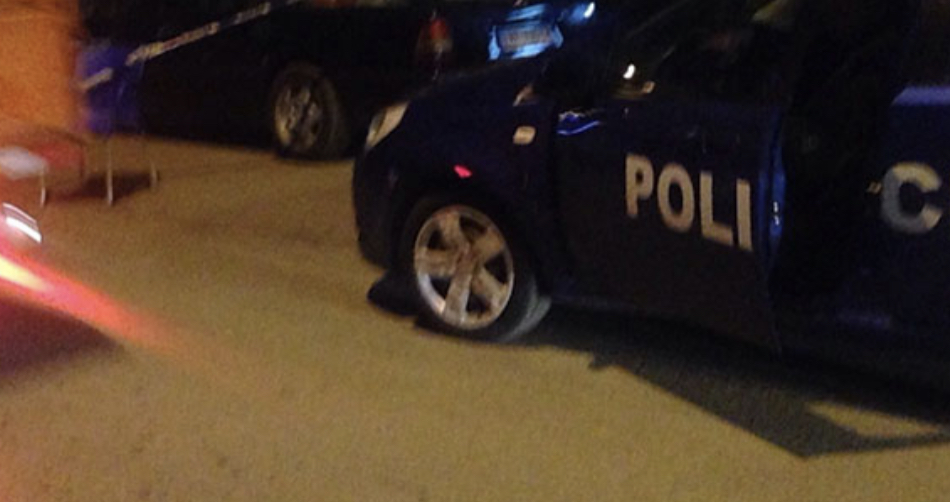 Makina e policisë përplas motorin duke plagosur qytetarin