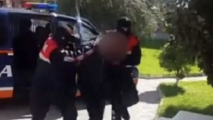 Qëlloi me armë zjarri në ajër dhe kanosi efektivin e Policisë, arrestohet 24-vjeçari në Durrës
