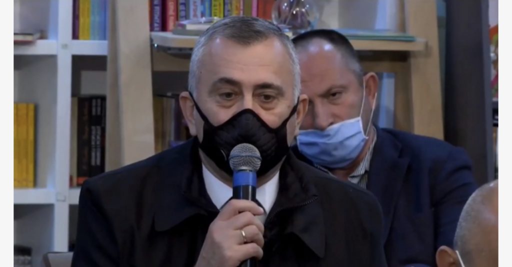 Mësuesi deklaron live me Bashën: Mësuesit FSHEHIN infektimin me Covid-19, kanë FRIKË se pushohen nga puna