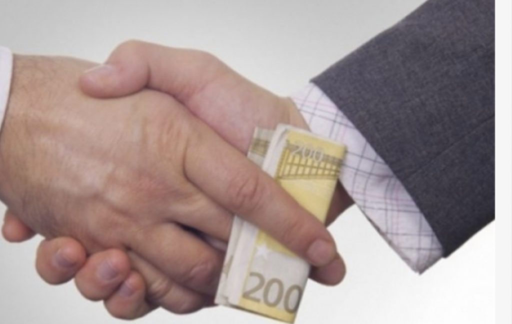 Zbulohet skema që ndiqte 49-vjeçarja për të ‘zhvatur’ dy burra
