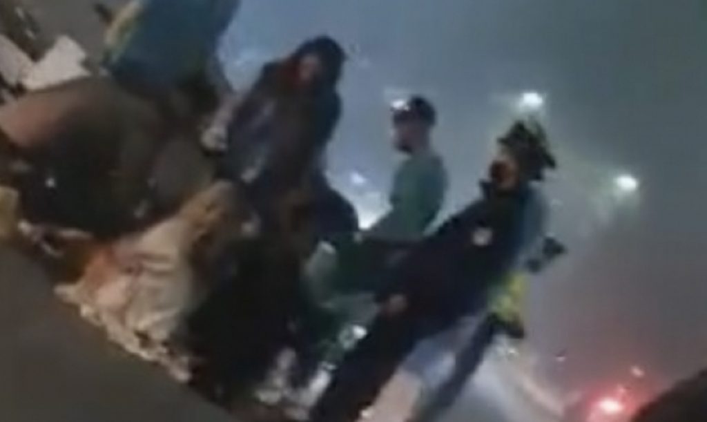 VIDEO/Aksident i rëndë në Prishtinë, makina kthehet përmbys, 2 vajza të gjakosura në mes të rrugës