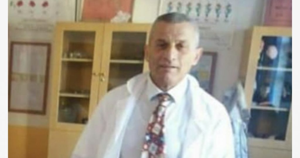 Mësuesi në Peqin ndërron jetë nga Covid-19, prekin kolegët: Drita e shpirtit të tij u largua fizikisht, po kurrë nga brezat e nxënësve që la pas