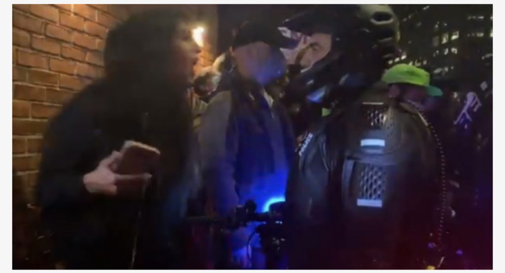 Protestuesja Anti-TRUMP pështyn në fytyrë oficerin e policisë, arrestohet me force