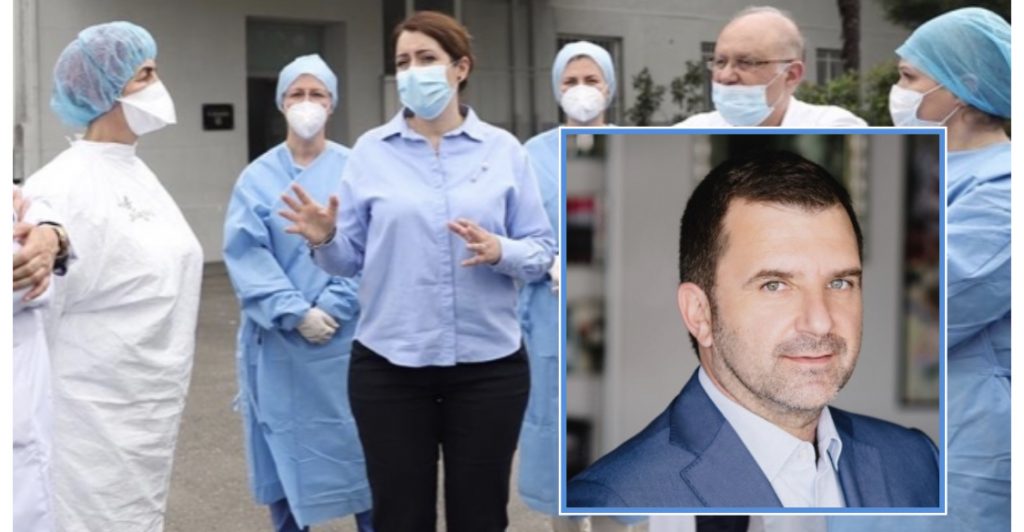 Kush po i përbalt bluzat e bardha?