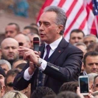 E qujti ‘Luan Kartoni’ i përgjigjet drejtuesi i PD:Të shembet shteti prej letre, sapo heq kamerën tënde të propagandës.