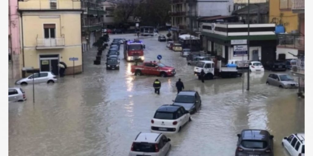 Moti i keq në Itali, përmbyten rrugët e Krotones, pritet përkeqësimi i gjendjes në ditët në vijim