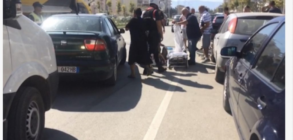 Vlorë, makina përplas fëmijën që po kalonte rrugën