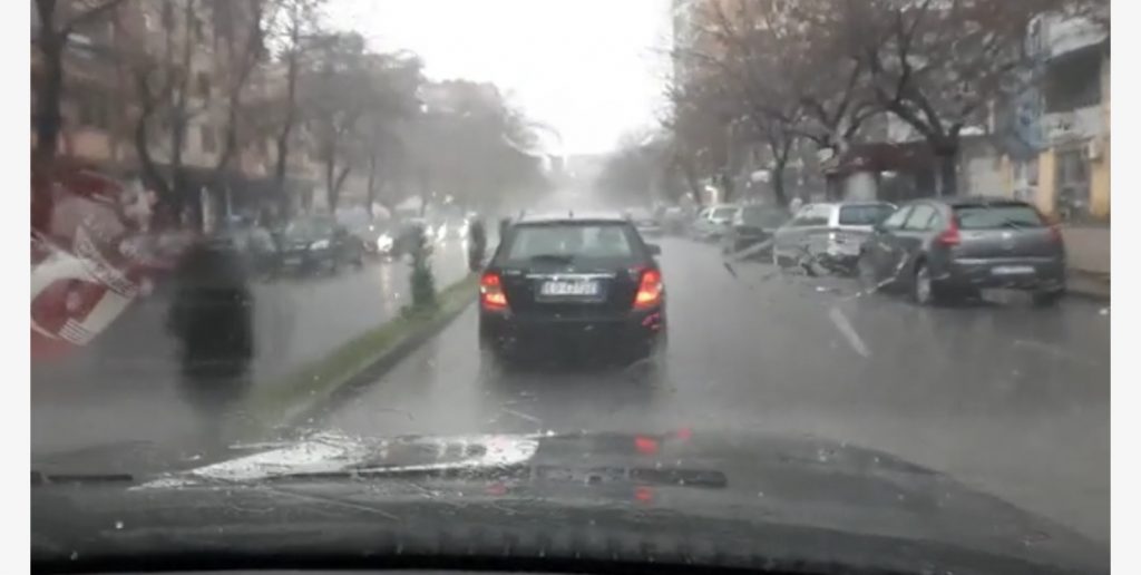 Moti me shi në veri,breshër në Shkodër