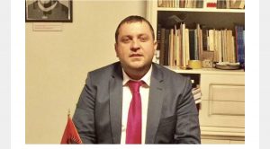 Ujku ujku, por çakalli bëri kërdinë