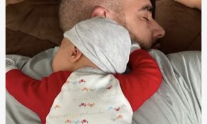 Golf AG poston foton me Guerilin që fle mbi shpinën e tij