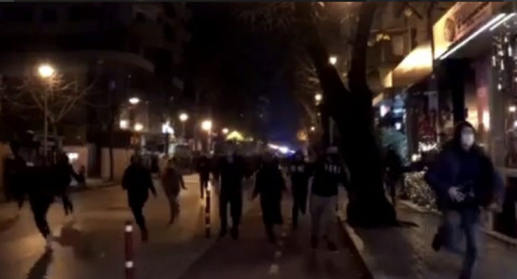 Policia ndjek  protestuesit, nga sheshi Wilson i zhvendos drejt Myslym Shyrit
