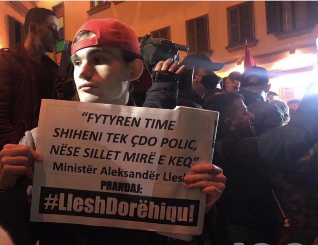 Thirrja e avokatit të njohur: Ju lutem ndihmë të shpëtojmë  19 VJEÇARIN i cili është në gjendje kritike në komisariatin Nr 1