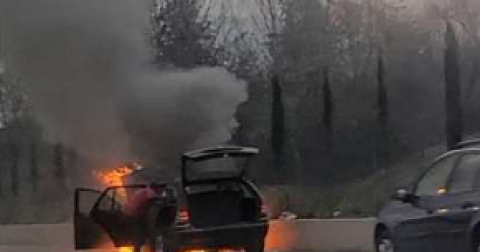 Merr flakë një makinë në autostradën Tiranë-Elbasan