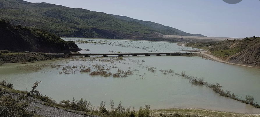 Gjendet e mbytur një grua  në liqenin e Banjë