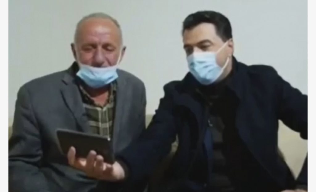Basha bisedë telefonike me kuksianin që rri në Angli: Do vijmë të votojmë që ta rrëzojmë atë qeveri