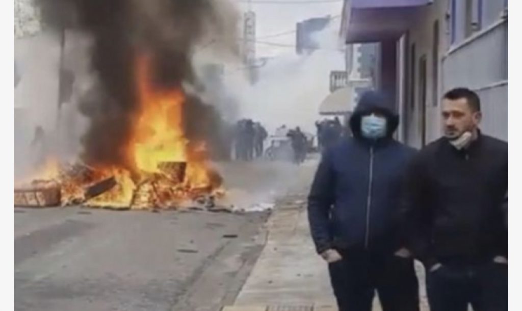 Sali Berisha publikon foton e policëve civilë: Djegia e selisë së PS u inskenua nga falangat e Policisë