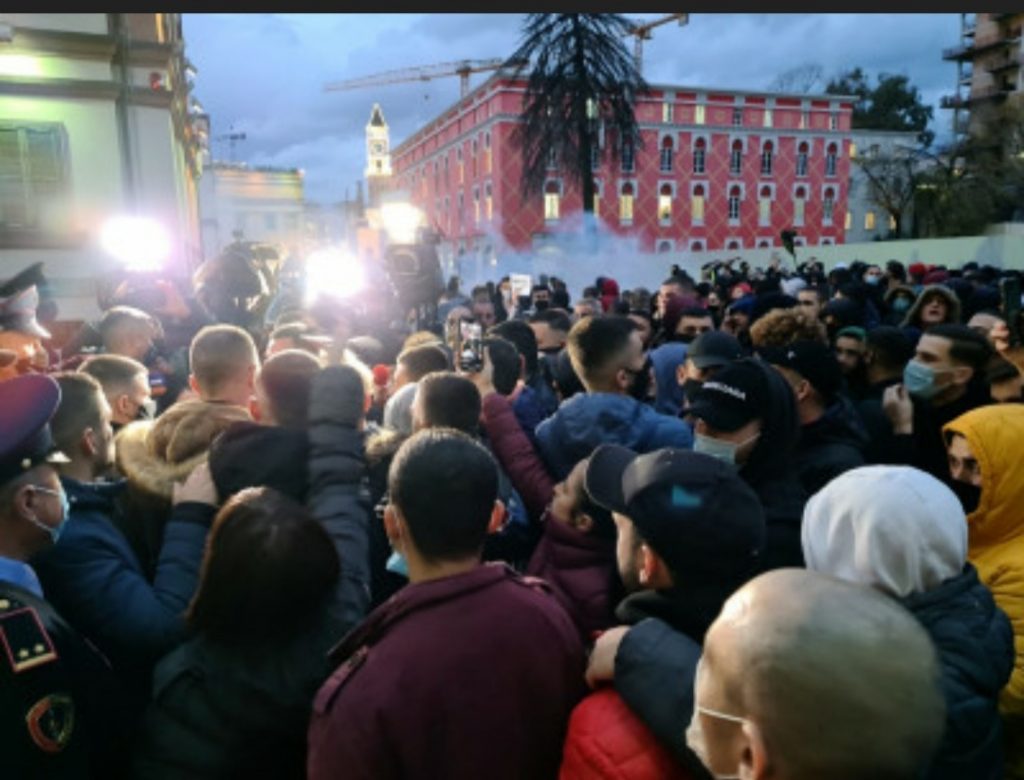 Tension mes protestuesve dhe policëve tek Ministria e Brendshme