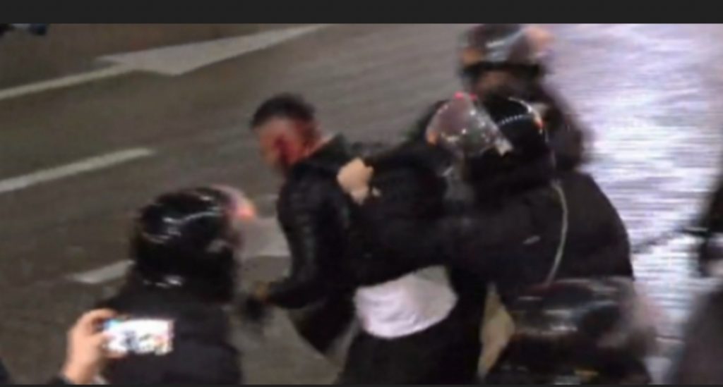 Protesta në Tiranë/ FNSH-ja dhunon protestuesin