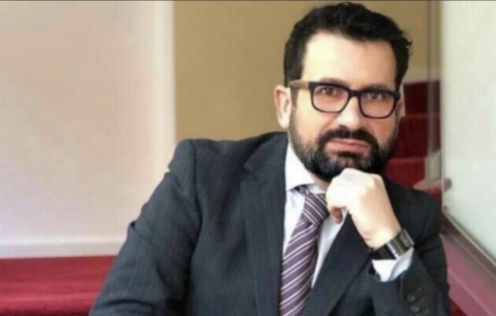 Ironizon Kreshnik Spahiu: Këta ose kanë rrjedhur, ose do i prodhojnë vaksinat në Tepelenë