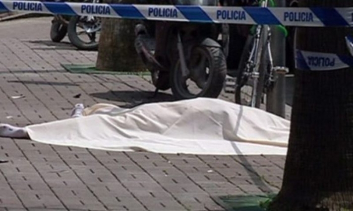 Tiranë/ Gjendet një person i pajetë në mes të rrugës