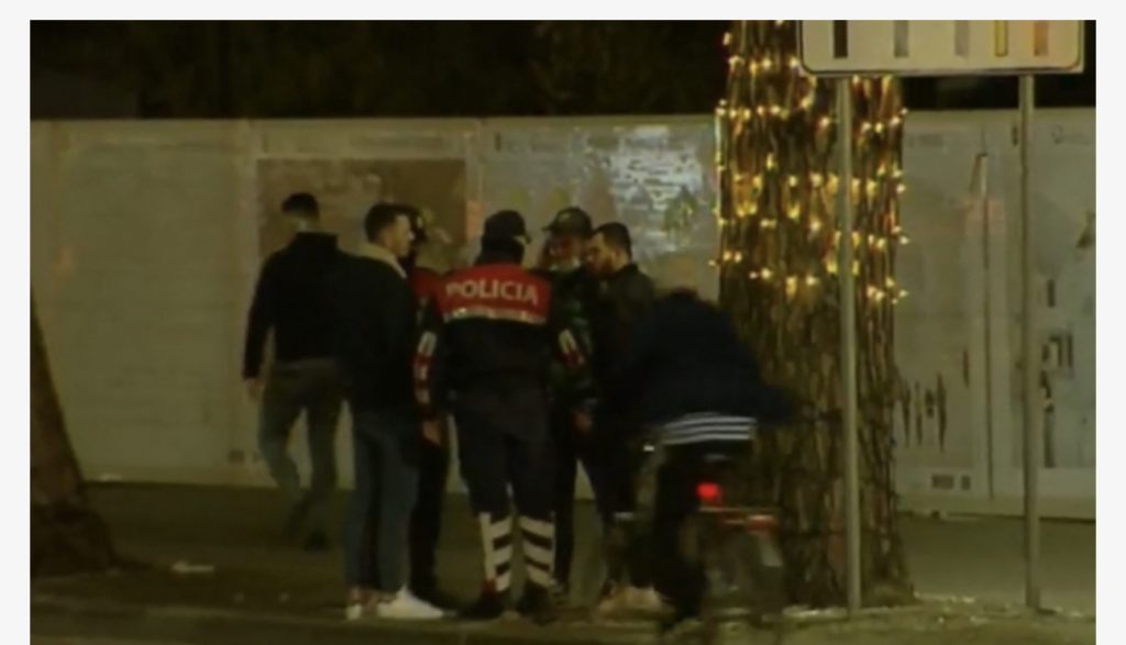 Policia nis shoqërimet pa nisur protesta, “kapen” tre të rinj që po qëndronin para Kryeministrisë