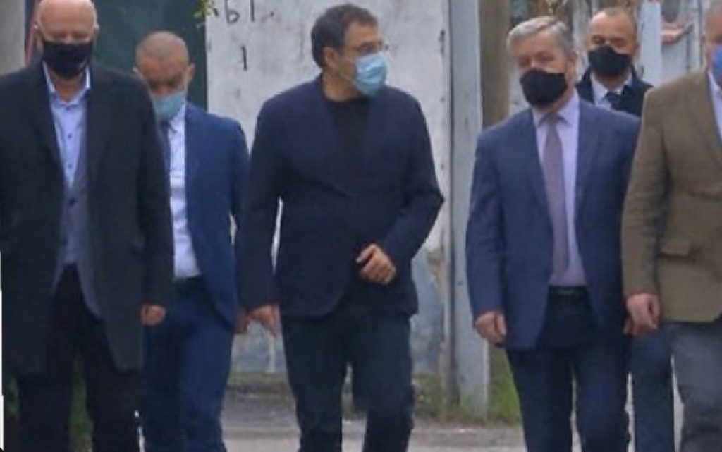 Ministri Çuçi  vizitë propagande në familjen e viktimës së vrarë nga polici