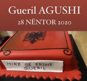 Erdhi në jetë më 28 nëntor, nusja e Gold Ag zbulon tortën kuqezi për të birin dhe emrin e veçantë; me siguri ia ka vënë këngëtari