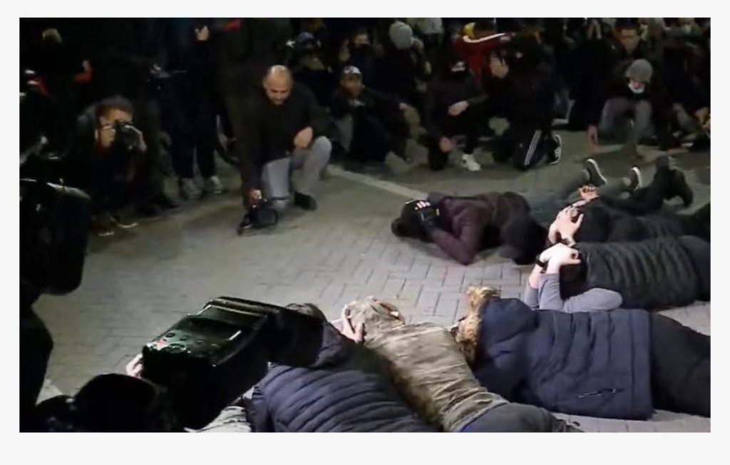FOTOT/ Të rinjtë shtrihen para kryeministrisë me duart pas koke