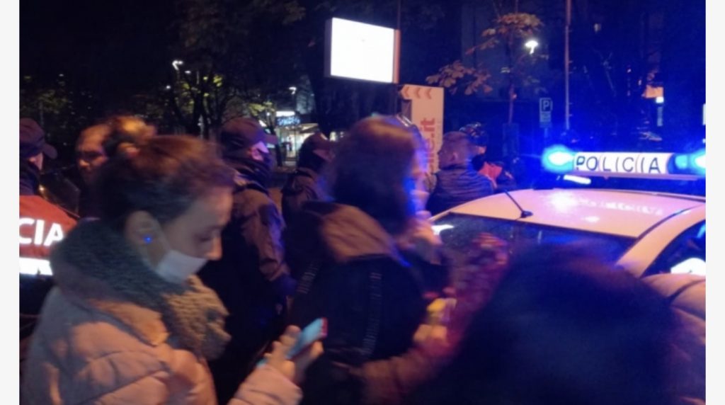 Të rinjtë lirojnë shokun e tyre nga policia