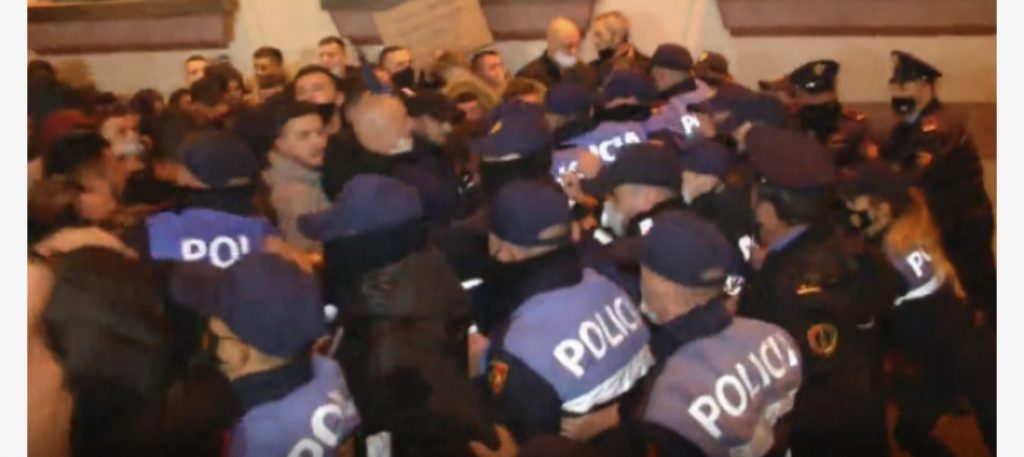 Protesta  për 25 vjeçarin qê vrau policia, plagoset këngëtari Stresi dhe një gazetar
