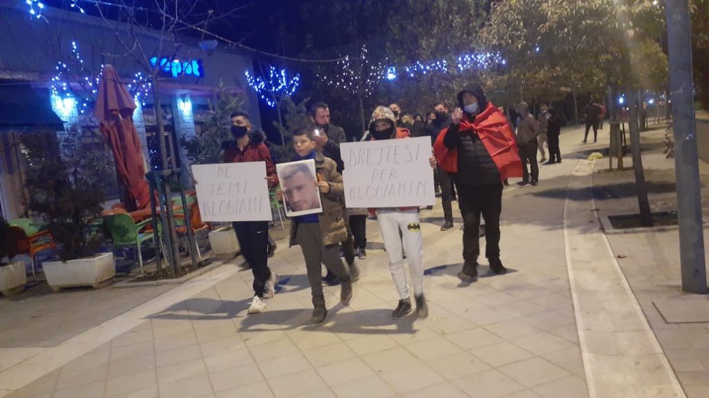 Të rinjtë e Librazhdit protestojnë për Klodian Rashën