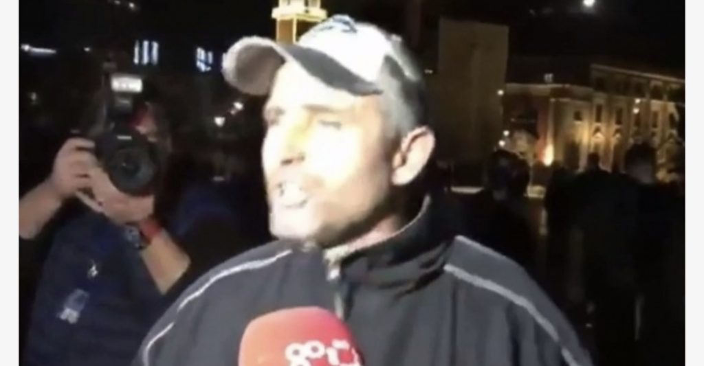 Qytetari shpërthen në akuza para policisë: Jeni në luftë me Zotin, e keni shkatërruar Shqipërinë, i bëj thirrje Amerikës…