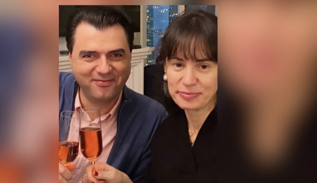 Aurela Basha poston foto duke trokitur gotat me bashkëshortin