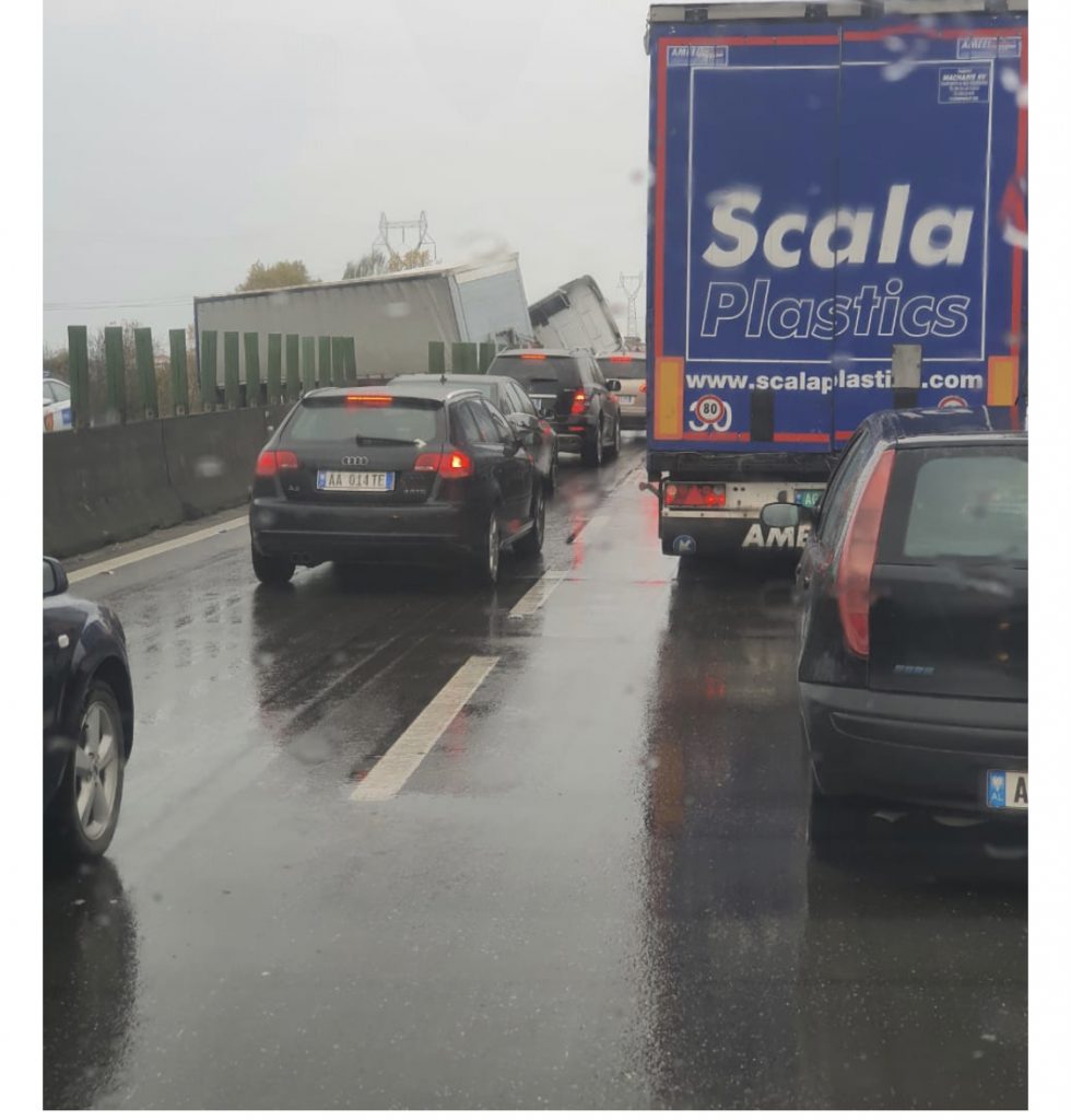 Aksidenti/Trajleri përplaset me trafikndarësen në Tiranë-Durrës