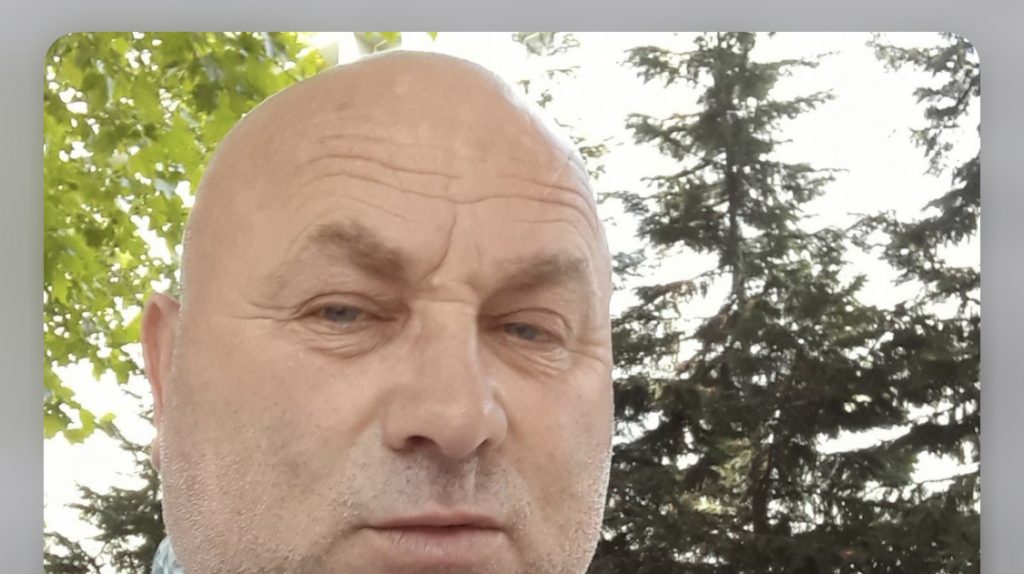 Ky që shihni në foto është 51 vjeçari Anton Keli i vrarë me armë zjarri mbrëmjen e sotme në qytezën e Rrëshenit.